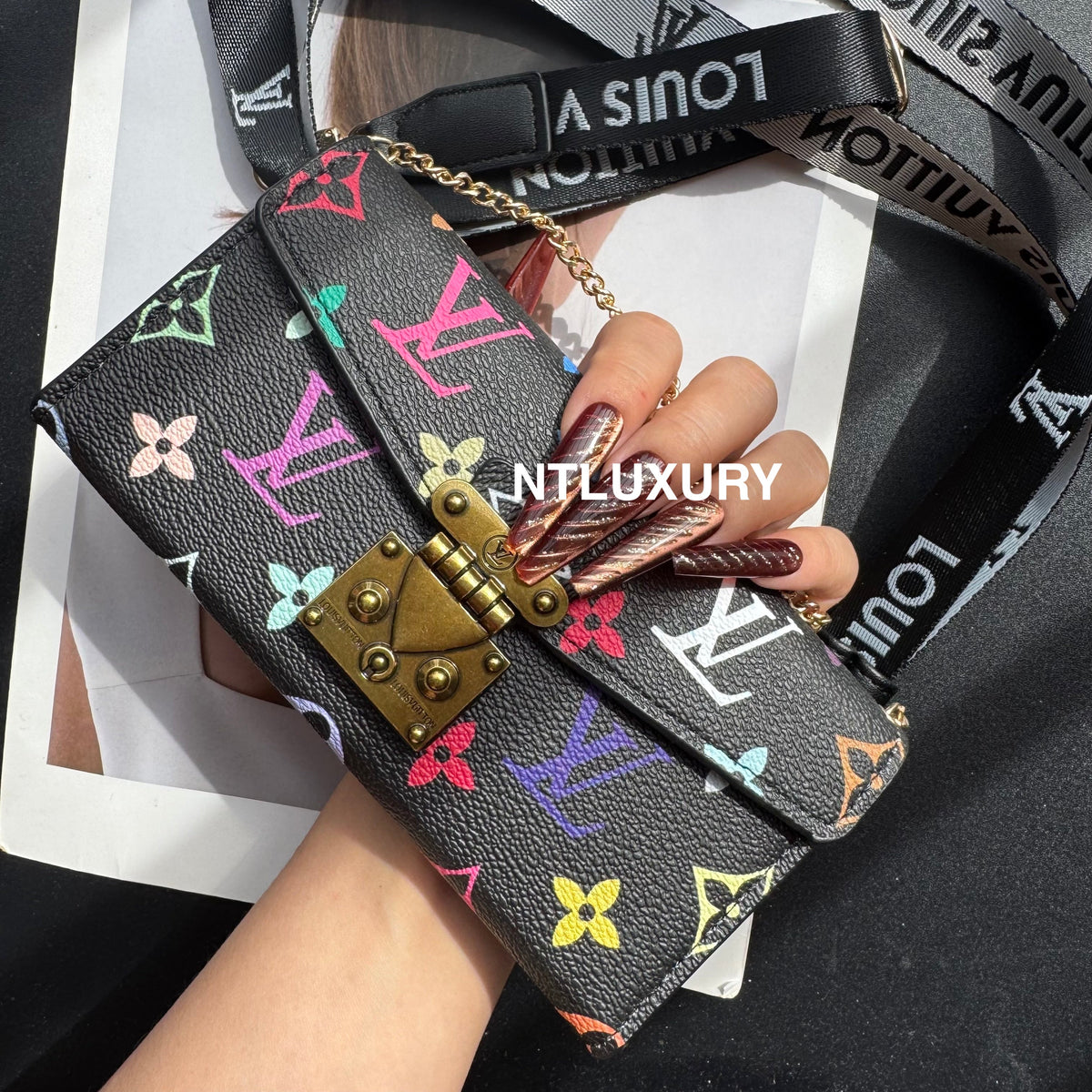Étui de téléphone avec chaîne et motif floral "Love".