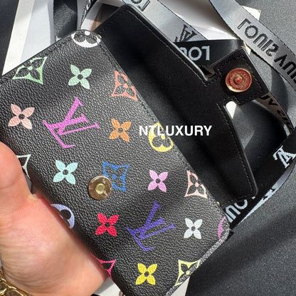 Étui de téléphone avec chaîne et motif floral "Love".