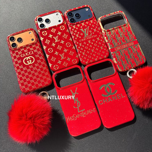Rotes Design mit goldenem Buchstaben & Fellball