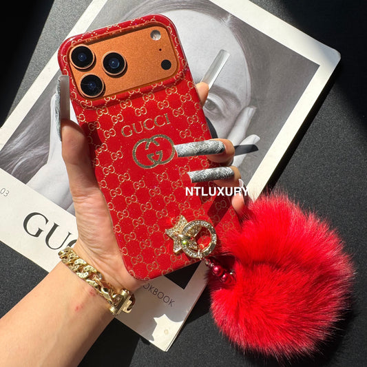 Rotes Design mit goldenem Buchstaben & Fellball