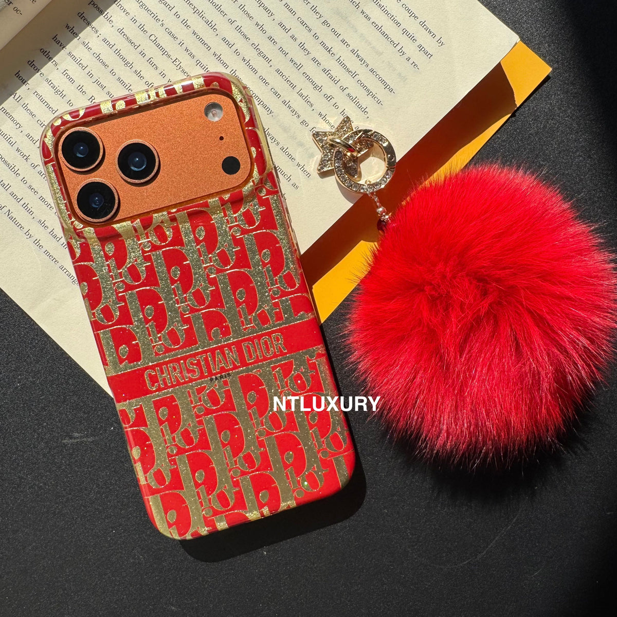 Motif rouge avec lettre dorée et boule duveteuse