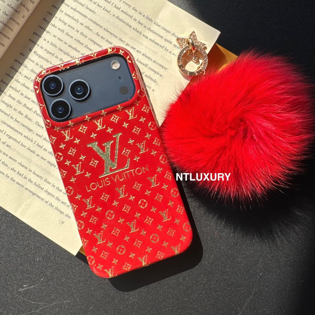 Motif rouge avec lettre dorée et boule duveteuse