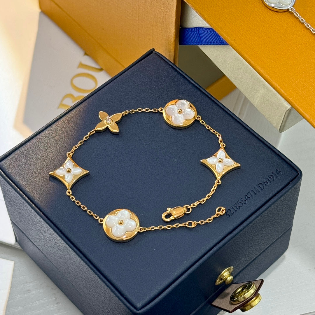 Fünf-Sterne-Armband mit weißen Muscheln