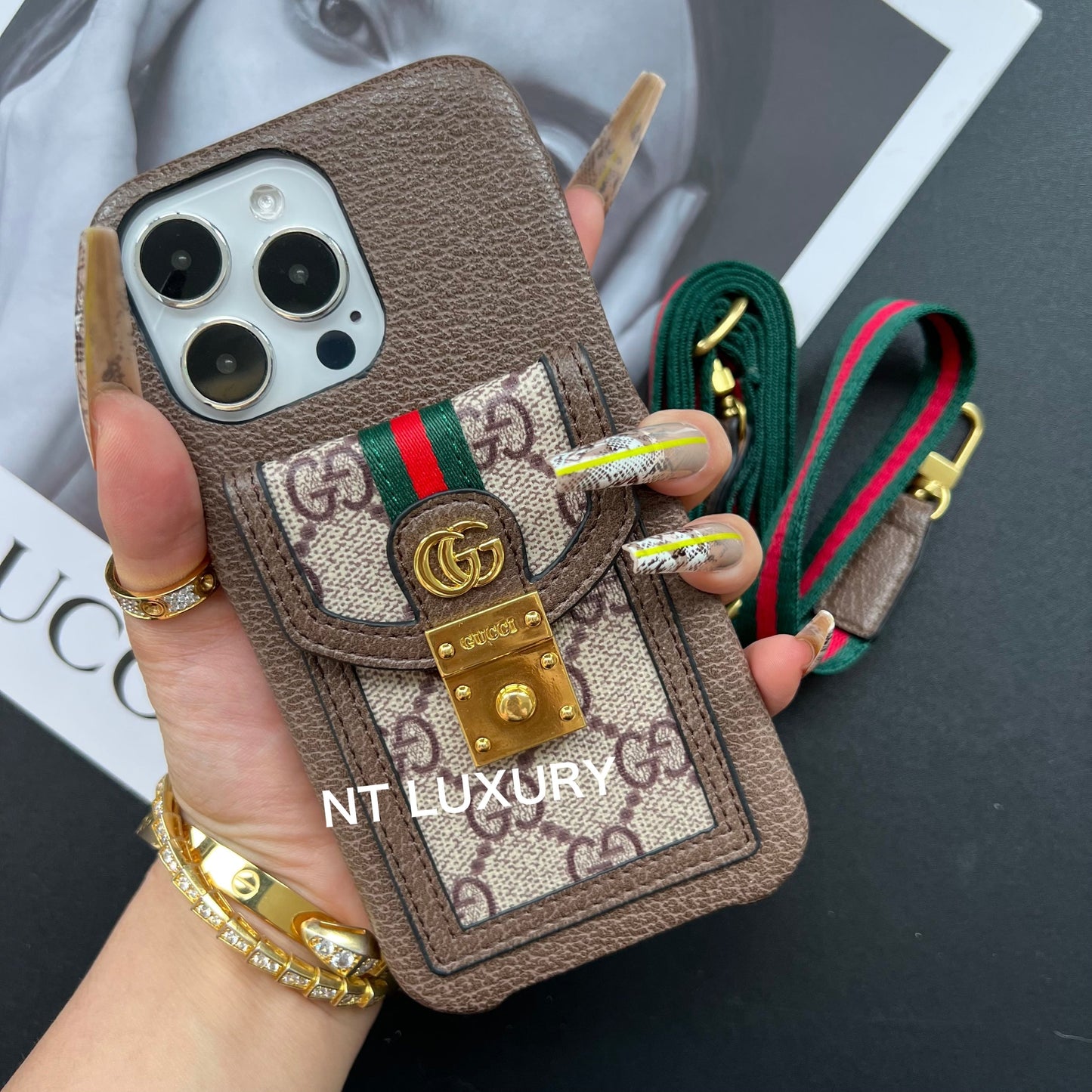 Charmantes iPhone Case mit Kartenfach & Kordel in tollem Design