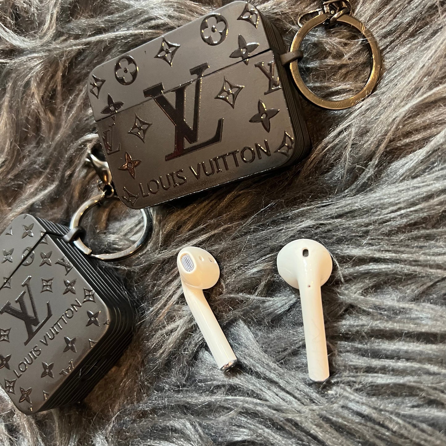 Schwarze trendige Airpods Hülle (Big Love)