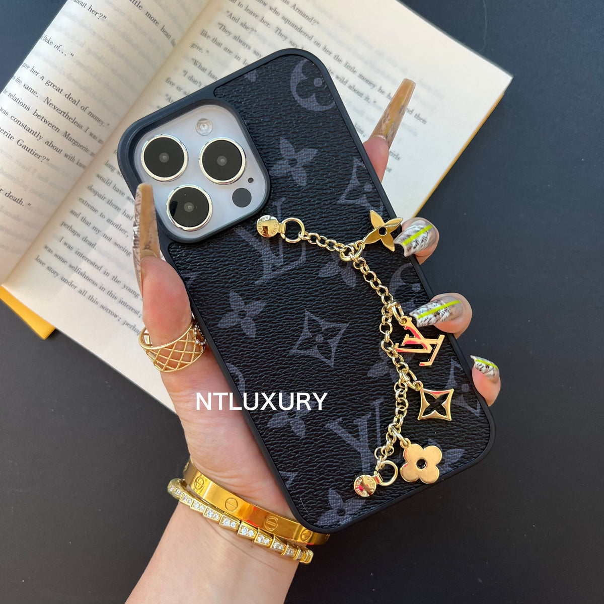 Coque de téléphone Amour traditionnel avec chaîne florale
