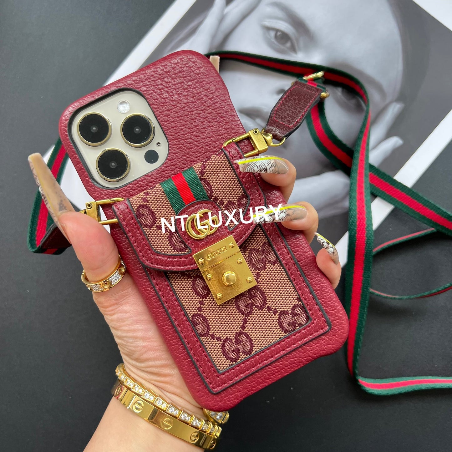 Charmantes iPhone Case mit Kartenfach & Kordel in tollem Design
