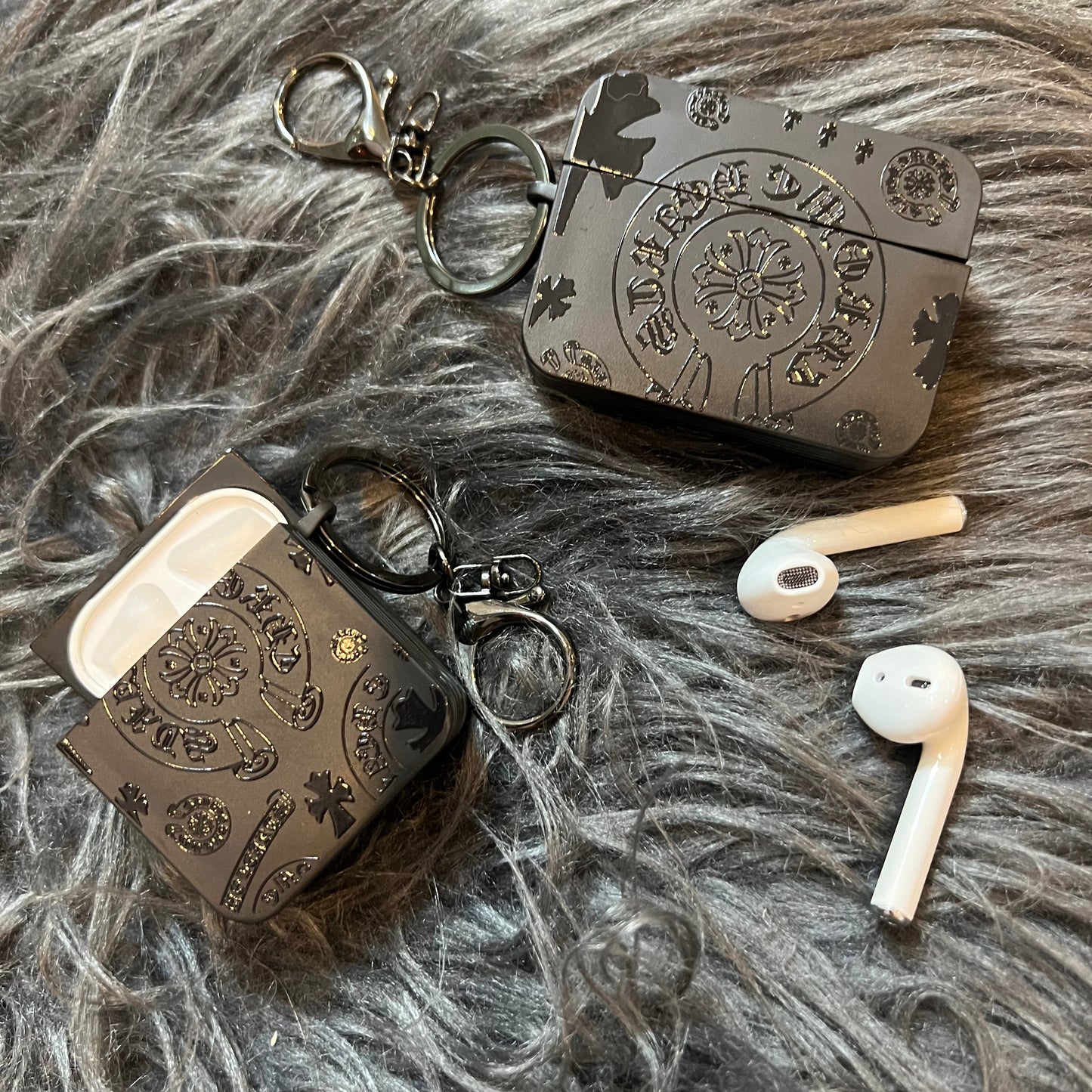 Schwarze trendige Airpods Hülle (Herz-Spaß)