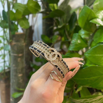 Bracelet au design doré et noir