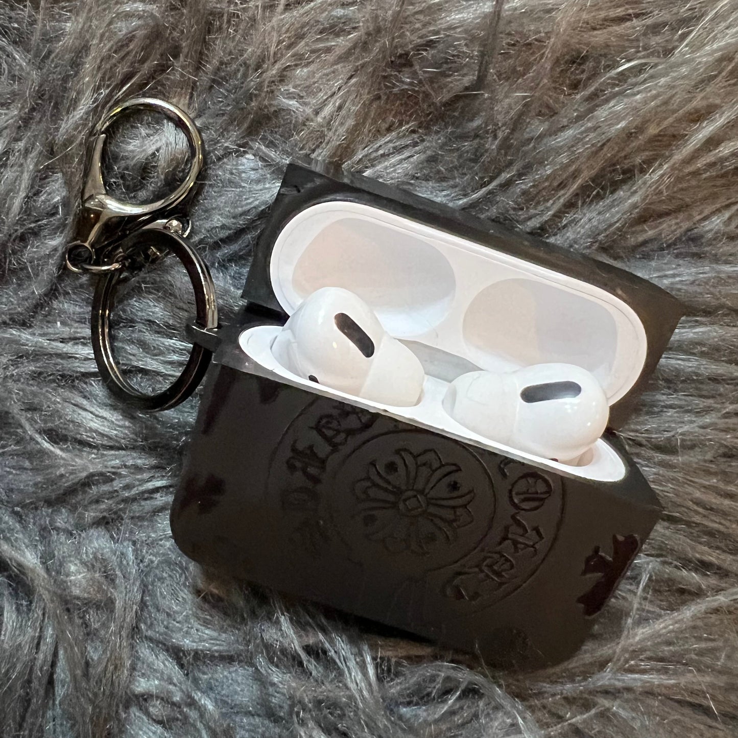 Schwarze trendige Airpods Hülle (Herz-Spaß)