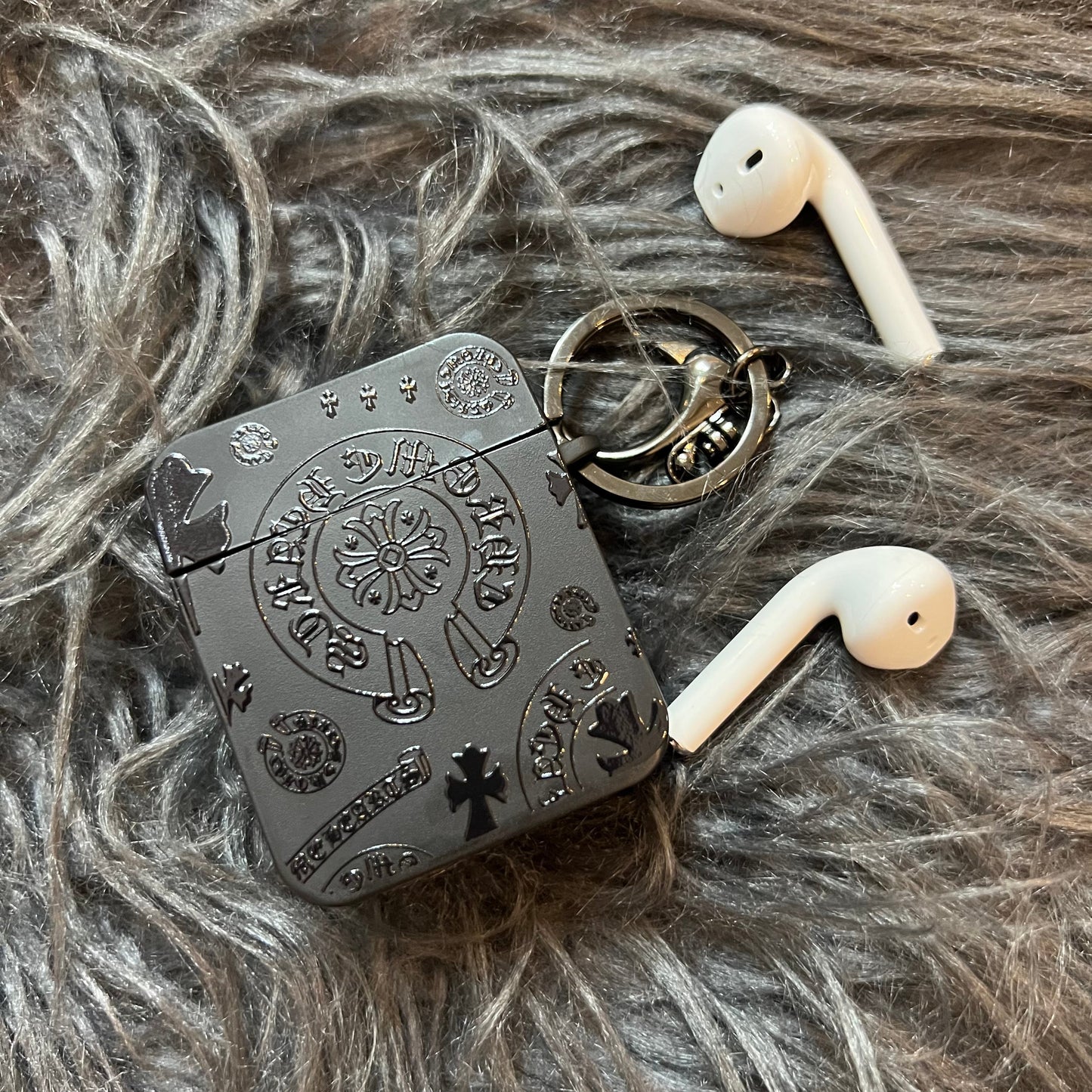 Schwarze trendige Airpods Hülle (Herz-Spaß)