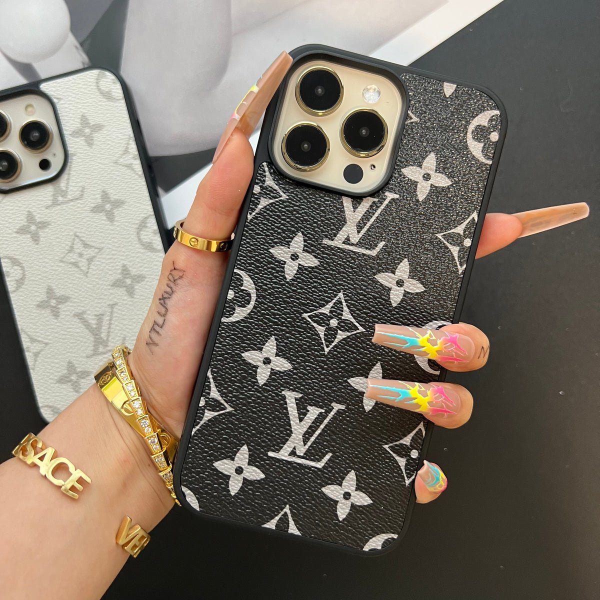Traditionelles farbenfrohes Design iPhone-Hülle (Schwarz & Weiß)