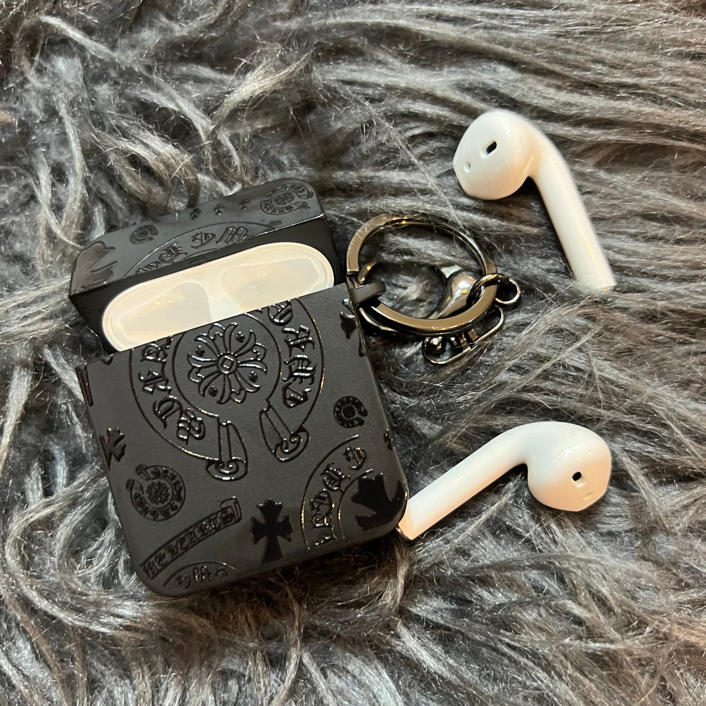Schwarze trendige Airpods Hülle (Herz-Spaß)