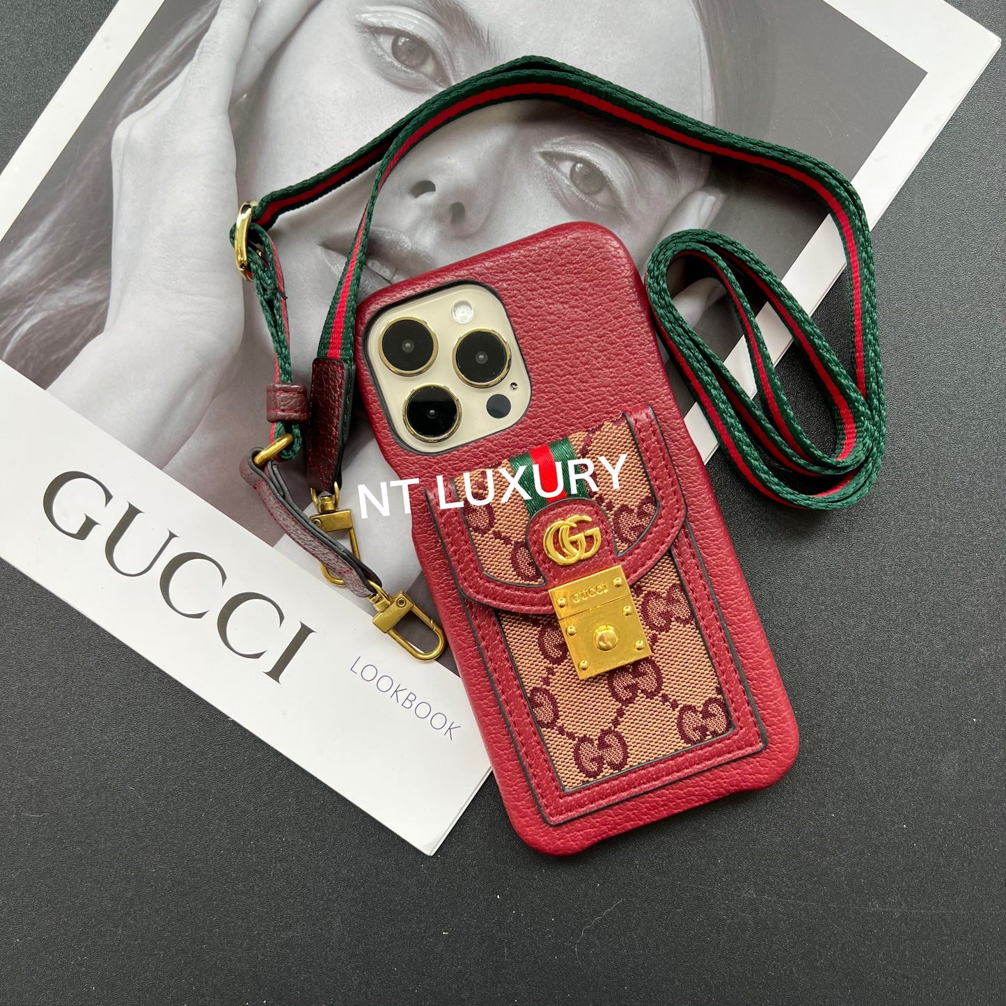 Charmantes iPhone Case mit Kartenfach & Kordel in tollem Design