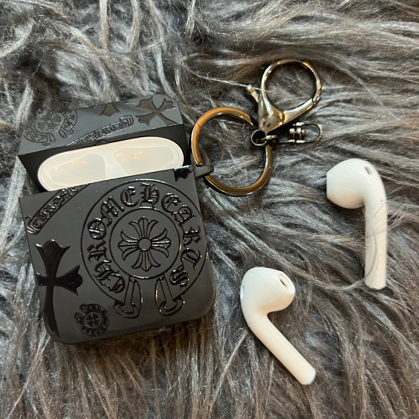 Schwarzes, trendiges Airpods Case (Volles Herz)