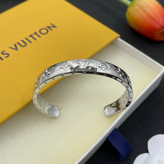 Love Pattern Bracelet