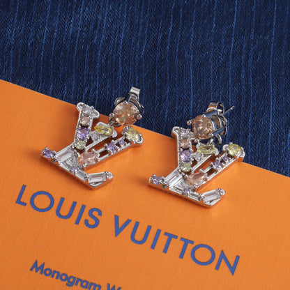 J'adore les boucles d'oreilles colorées en diamant
