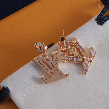 J'adore les boucles d'oreilles colorées en diamant