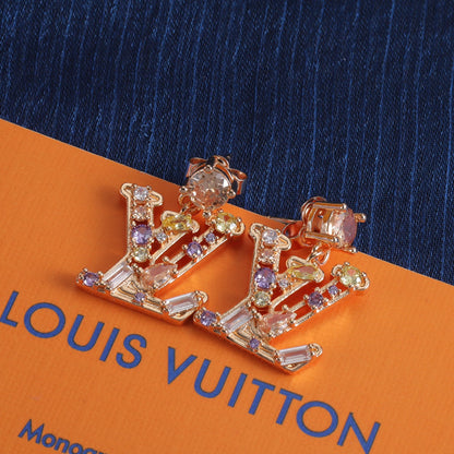 J'adore les boucles d'oreilles colorées en diamant