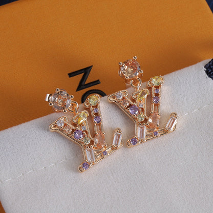 J'adore les boucles d'oreilles colorées en diamant