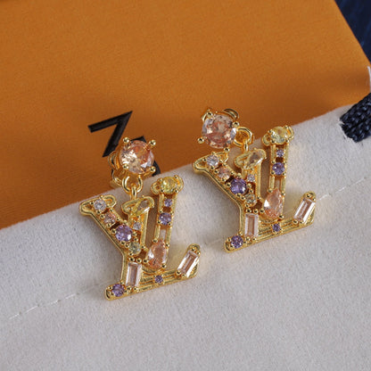 J'adore les boucles d'oreilles colorées en diamant