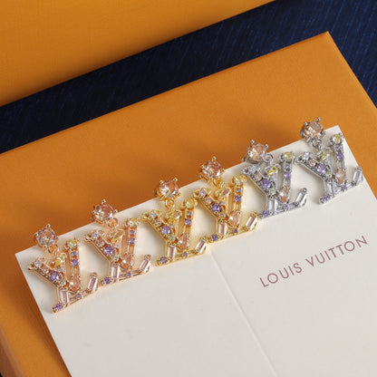 J'adore les boucles d'oreilles colorées en diamant