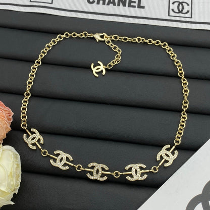 Conjunto de 2 piezas: collar y pulsera con diseño de chica chic (dorado)