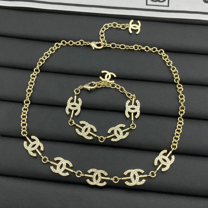 Conjunto de 2 piezas: collar y pulsera con diseño de chica chic (dorado)
