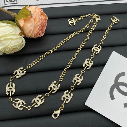 Conjunto de 2 piezas: collar y pulsera con diseño de chica chic (dorado)