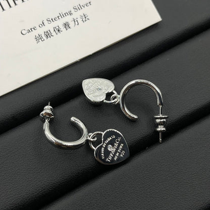 Petites boucles d'oreilles mignonnes pour fille.