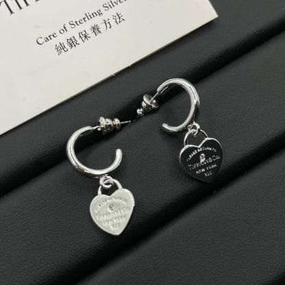 Petites boucles d'oreilles mignonnes pour fille.