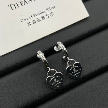 Petites boucles d'oreilles mignonnes pour fille.