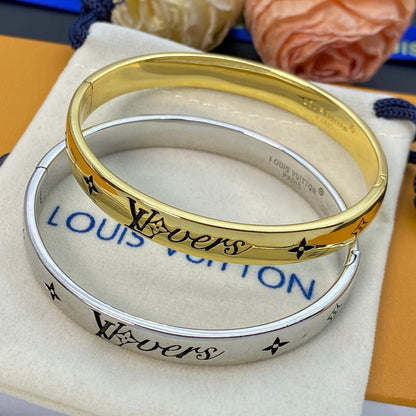 Goldfarbenes Vintage-Armband mit Herzmotiv