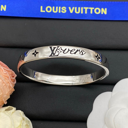 Goldfarbenes Vintage-Armband mit Herzmotiv