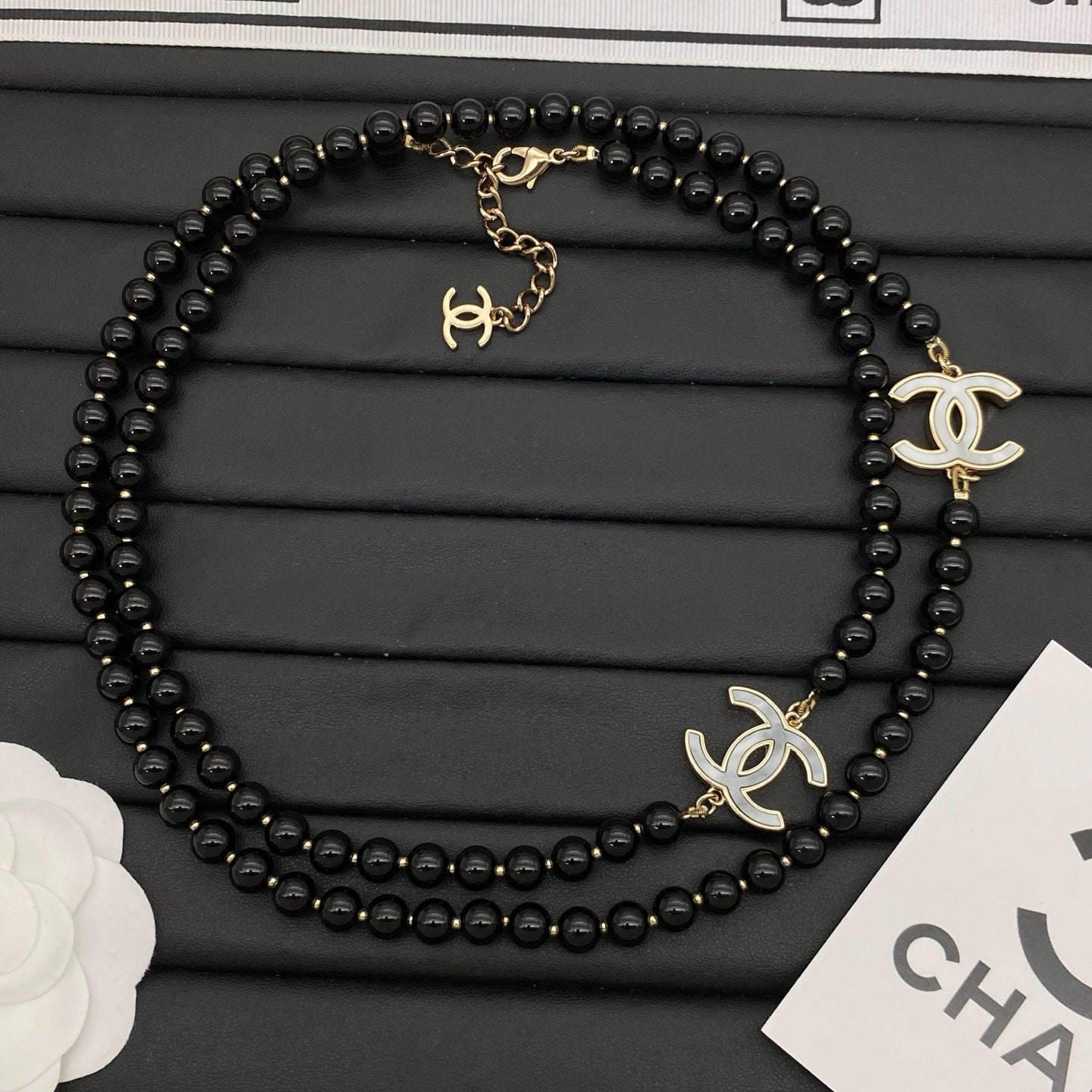 Schwarze Art-déco-Mädchen-Pulloverkette